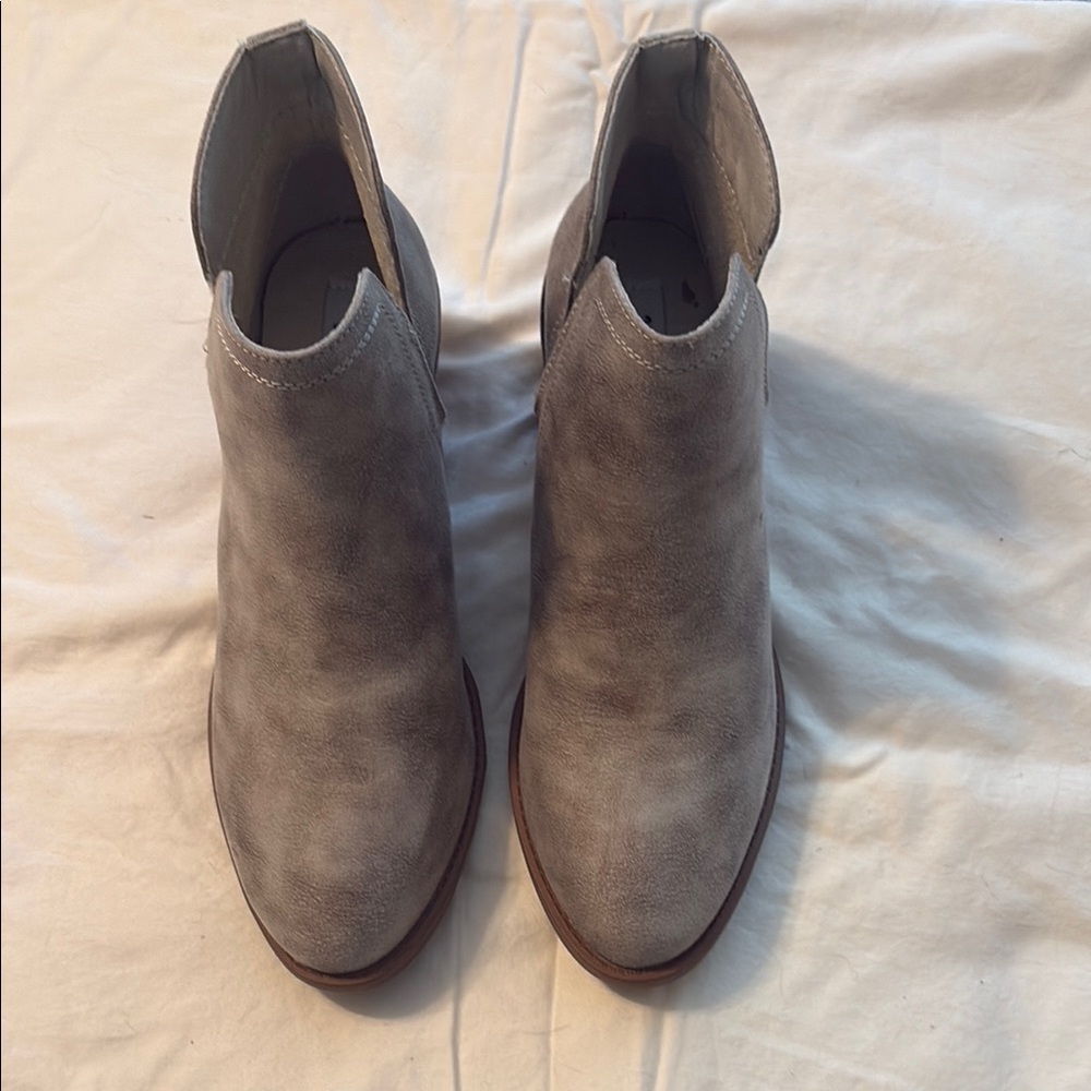 Very G Taupe Ankle Boots with V-Cut Design